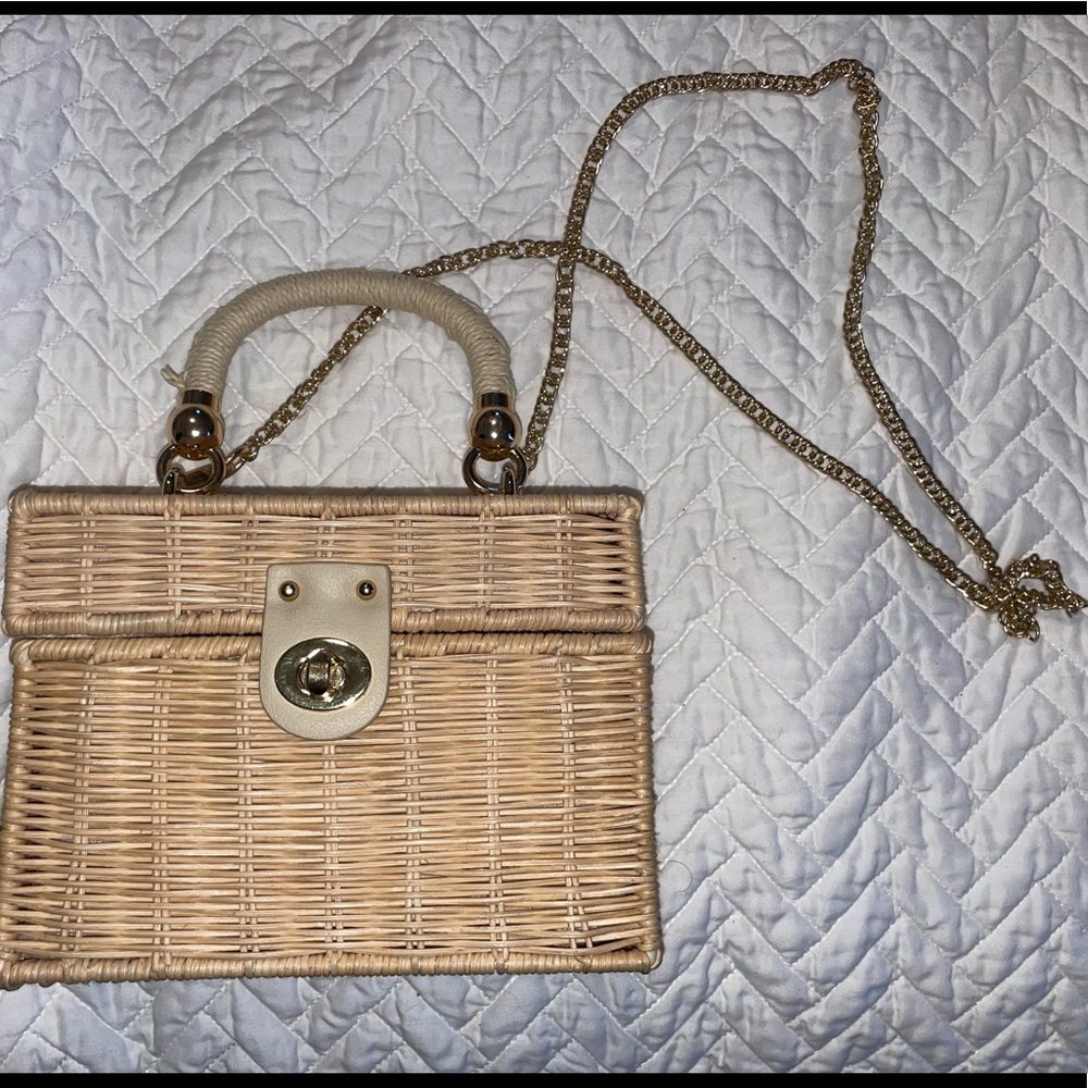 Straw clutch with chain shoulder strap
